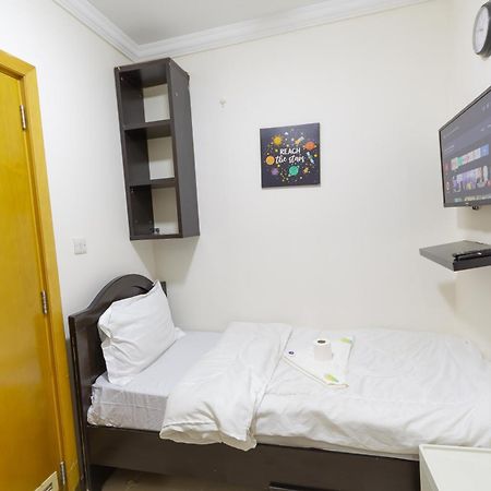 Budget Rooms With Private Bathroom For 'Girls' Only In Dubai, Marina Luaran gambar