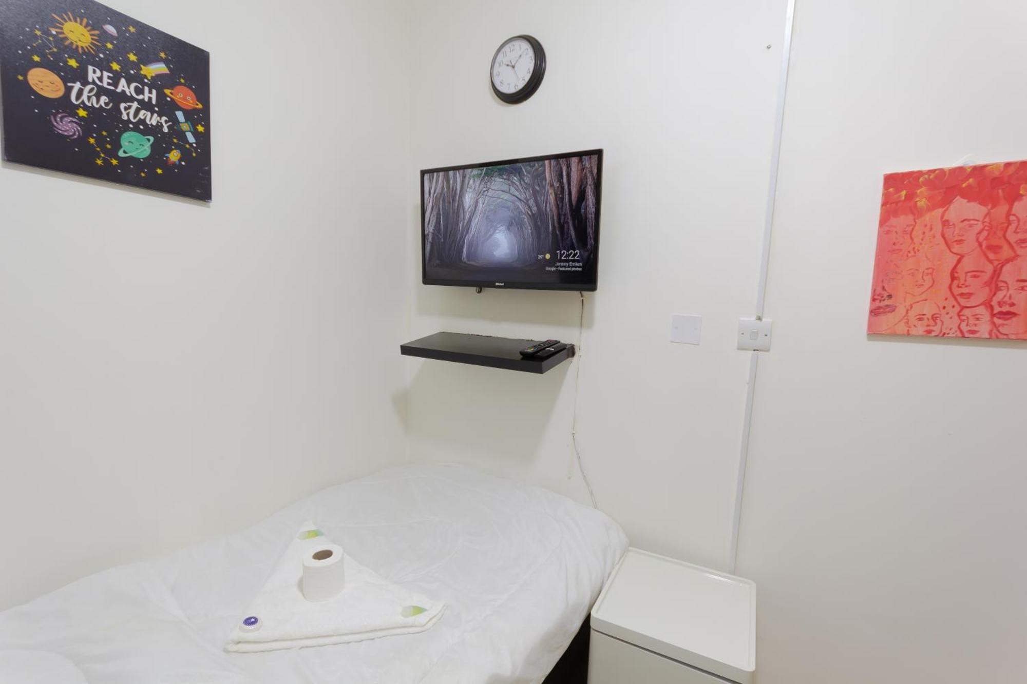 Budget Rooms With Private Bathroom For 'Girls' Only In Dubai, Marina Luaran gambar