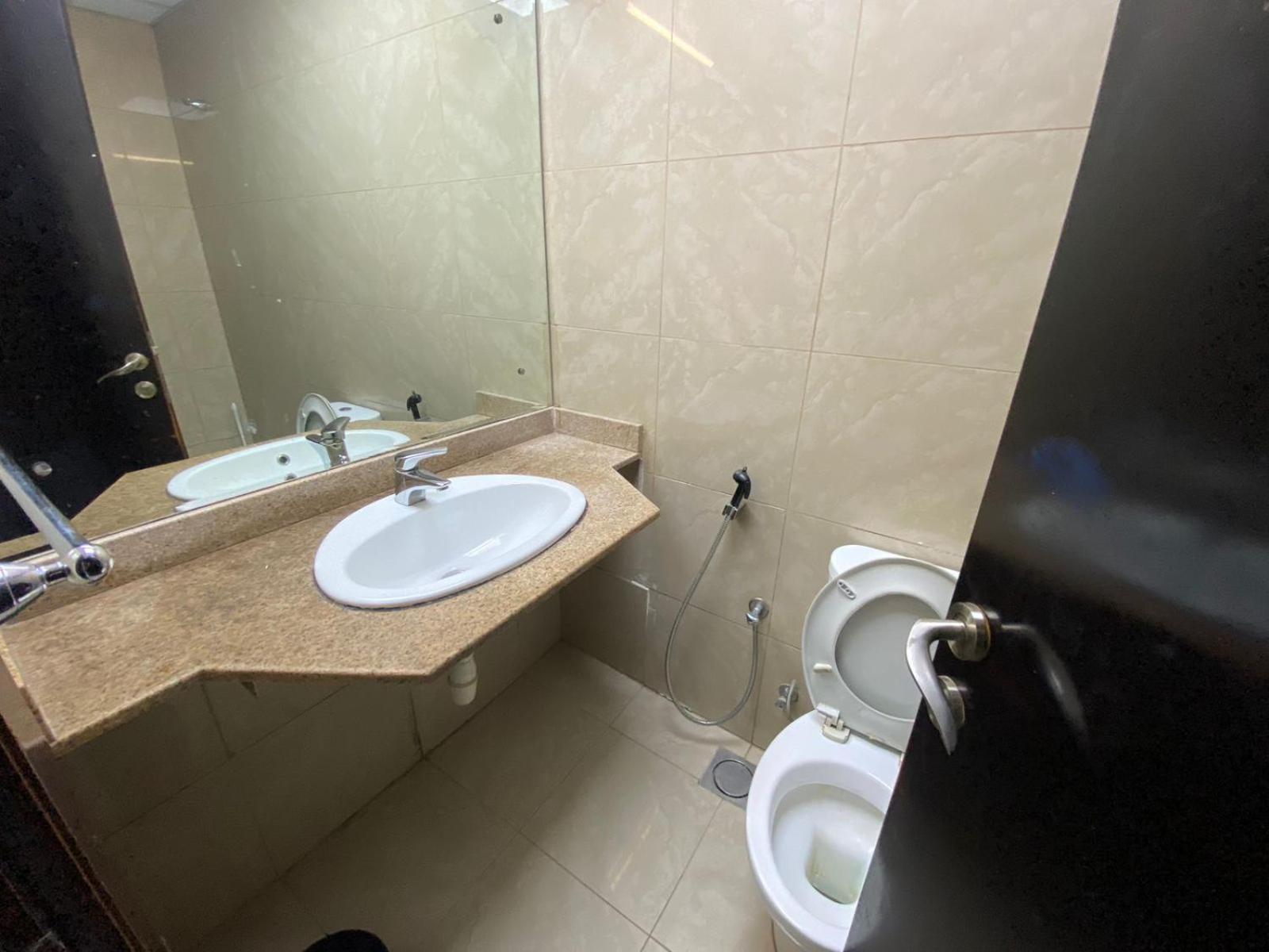 Budget Rooms With Private Bathroom For 'Girls' Only In Dubai, Marina Luaran gambar