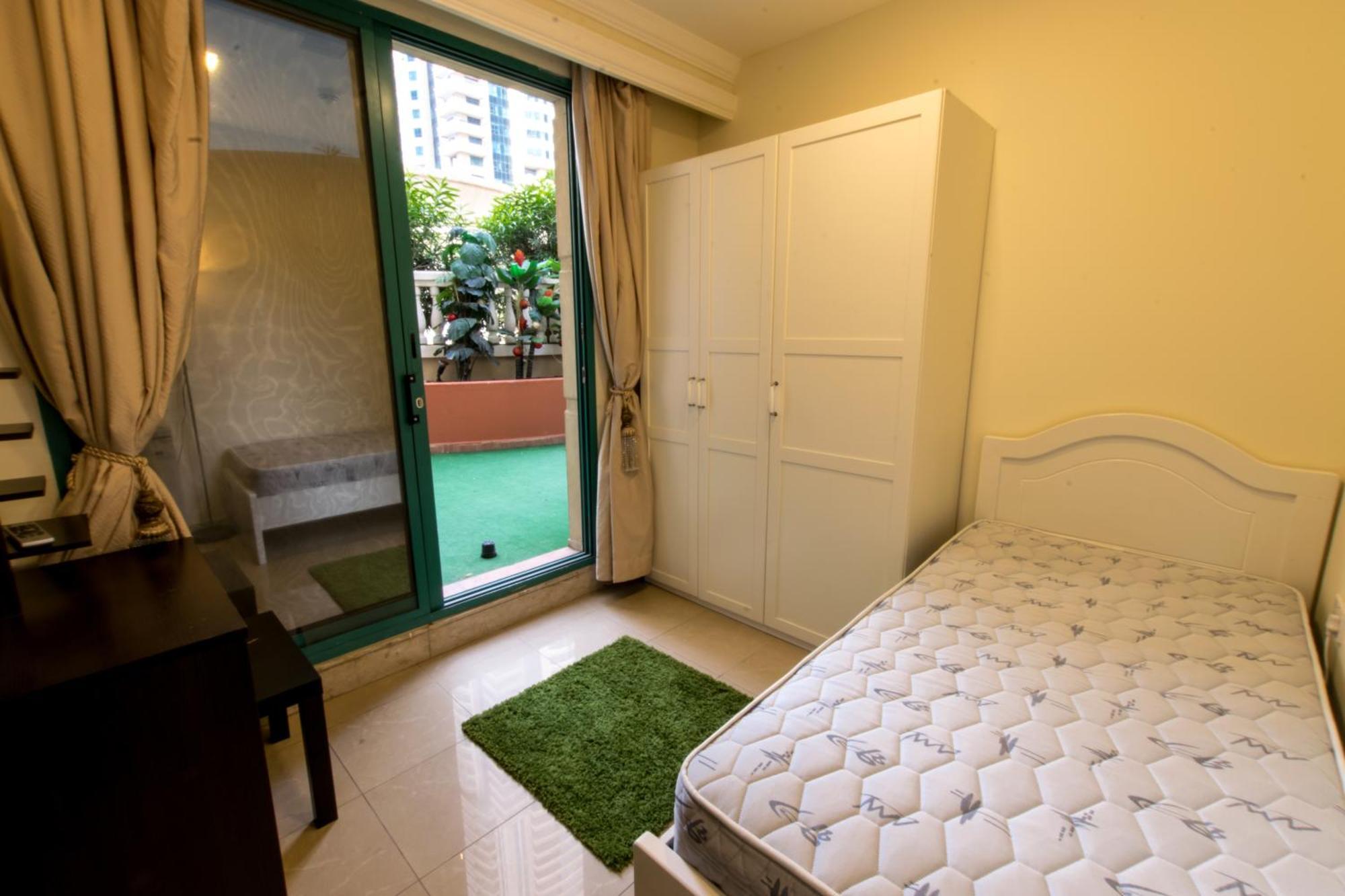 Budget Rooms With Private Bathroom For 'Girls' Only In Dubai, Marina Luaran gambar