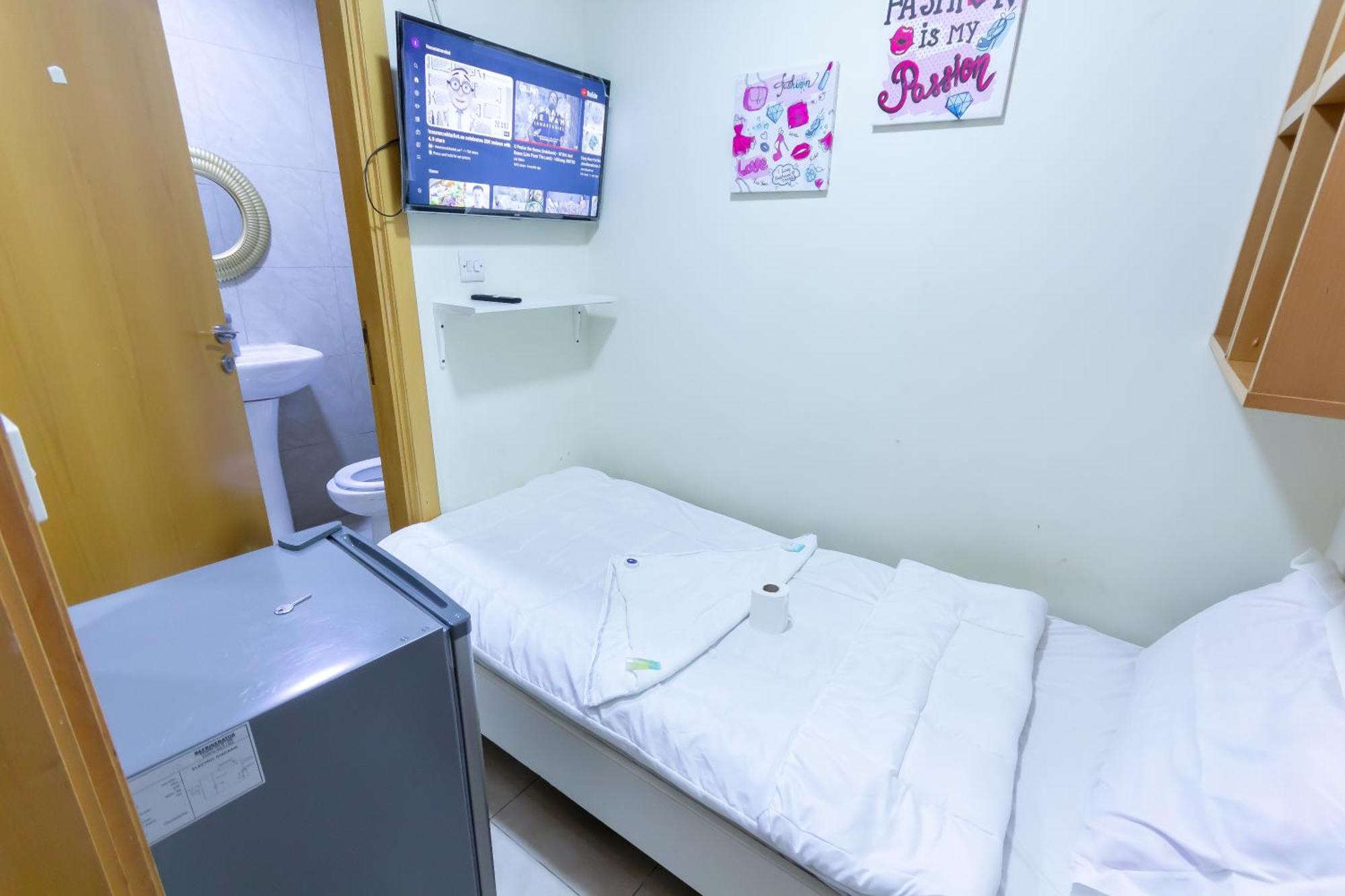 Budget Rooms With Private Bathroom For 'Girls' Only In Dubai, Marina Luaran gambar