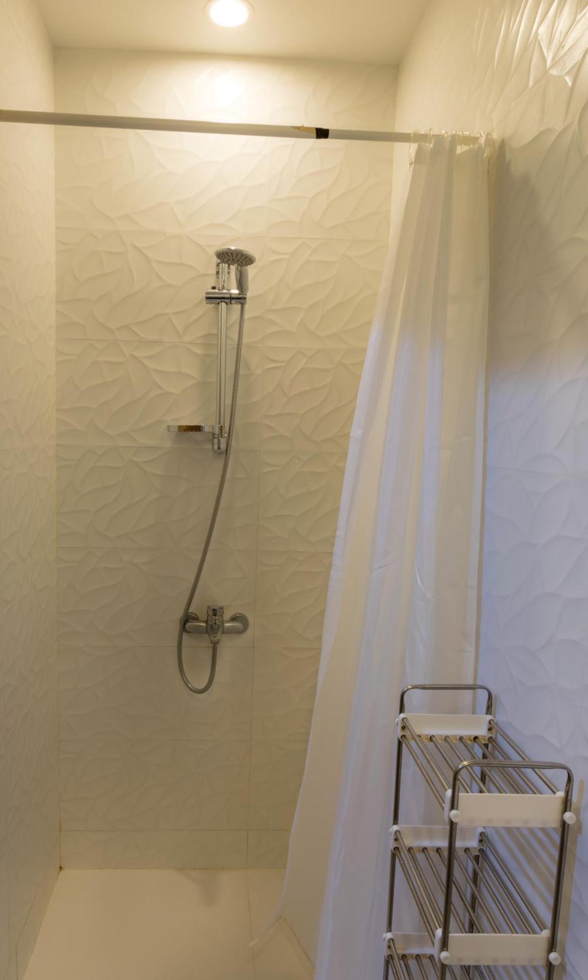Budget Rooms With Private Bathroom For 'Girls' Only In Dubai, Marina Luaran gambar