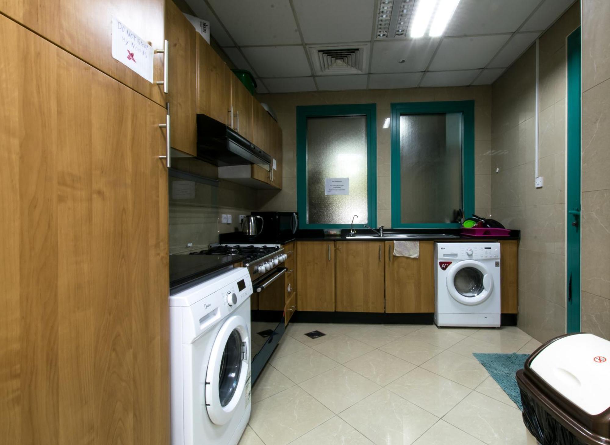 Budget Rooms With Private Bathroom For 'Girls' Only In Dubai, Marina Luaran gambar