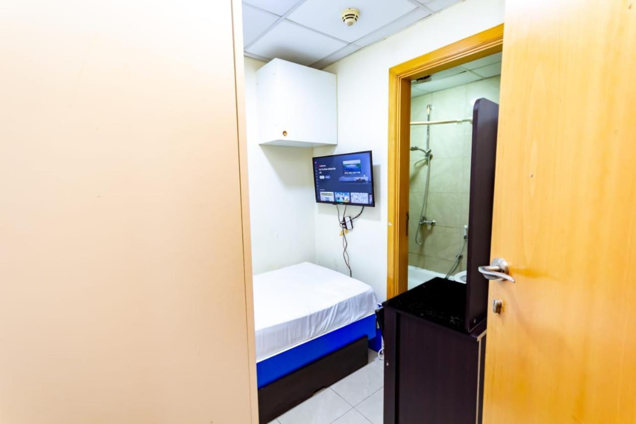 Budget Rooms With Private Bathroom For 'Girls' Only In Dubai, Marina Luaran gambar