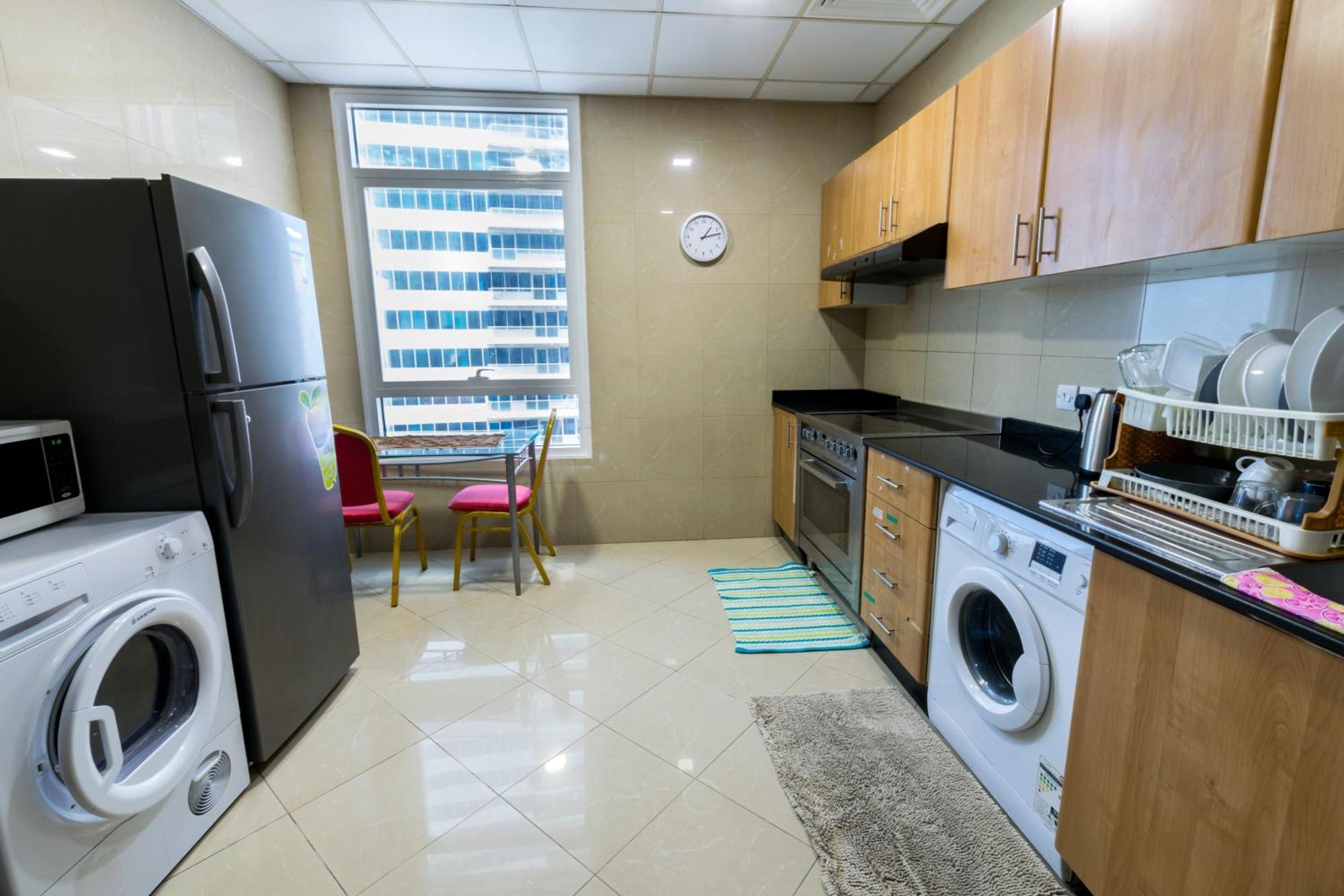 Budget Rooms With Private Bathroom For 'Girls' Only In Dubai, Marina Luaran gambar
