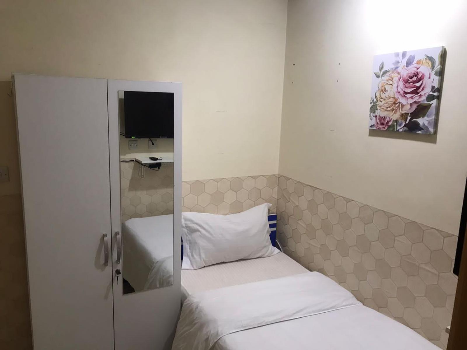 Budget Rooms With Private Bathroom For 'Girls' Only In Dubai, Marina Luaran gambar