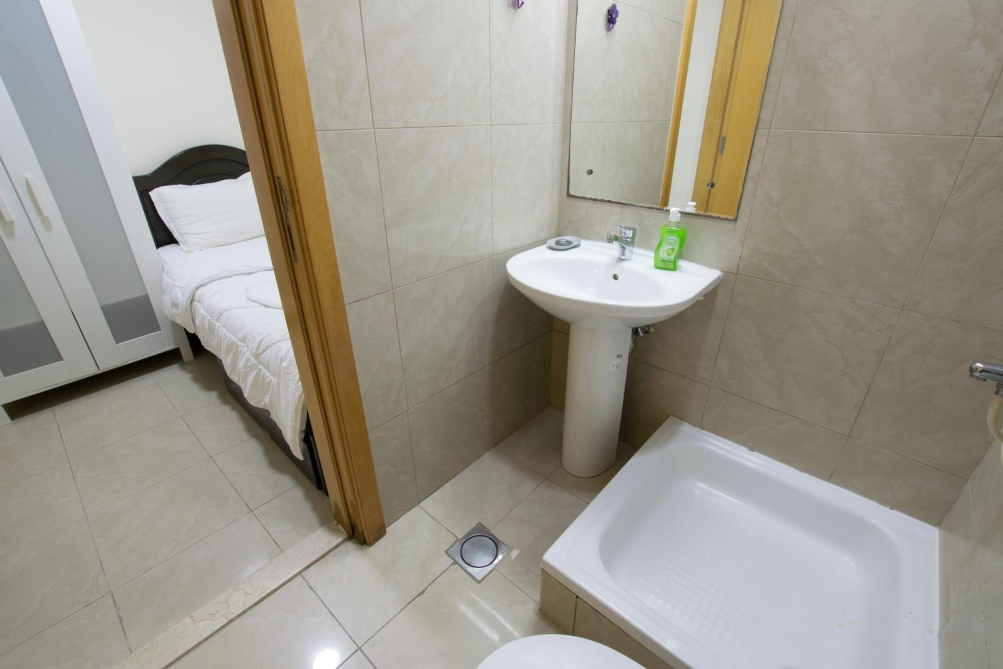 Budget Rooms With Private Bathroom For 'Girls' Only In Dubai, Marina Luaran gambar