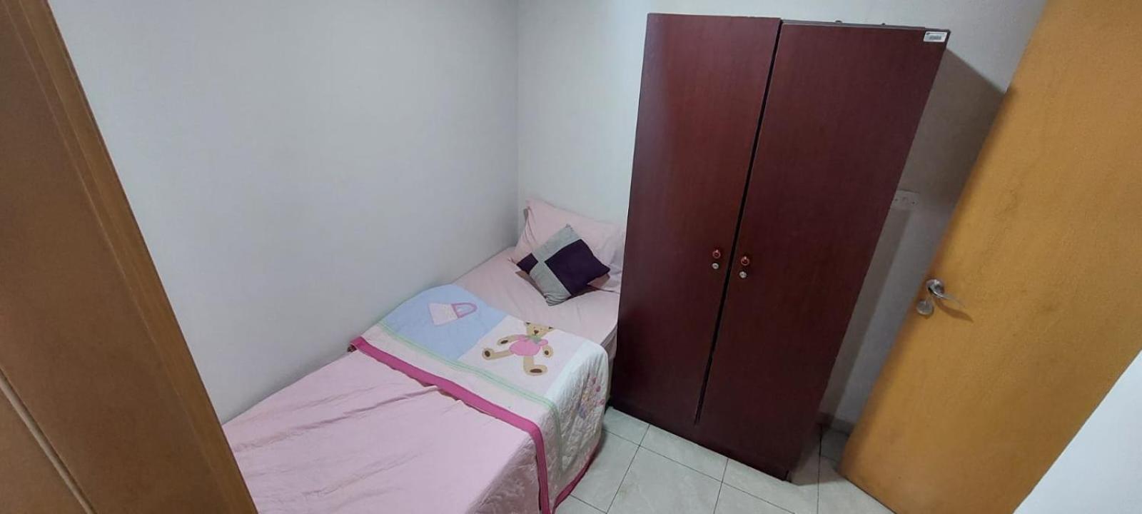 Budget Rooms With Private Bathroom For 'Girls' Only In Dubai, Marina Luaran gambar