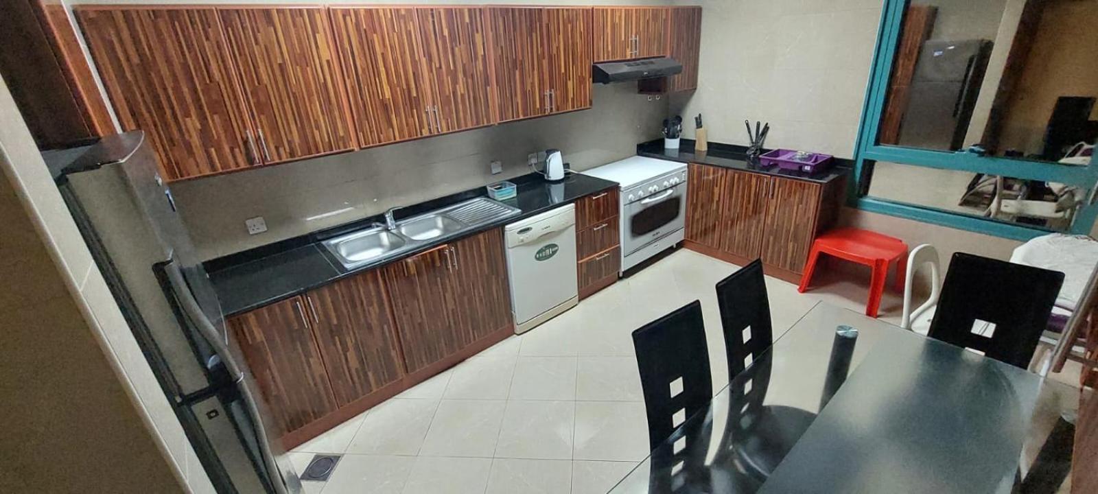Budget Rooms With Private Bathroom For 'Girls' Only In Dubai, Marina Luaran gambar