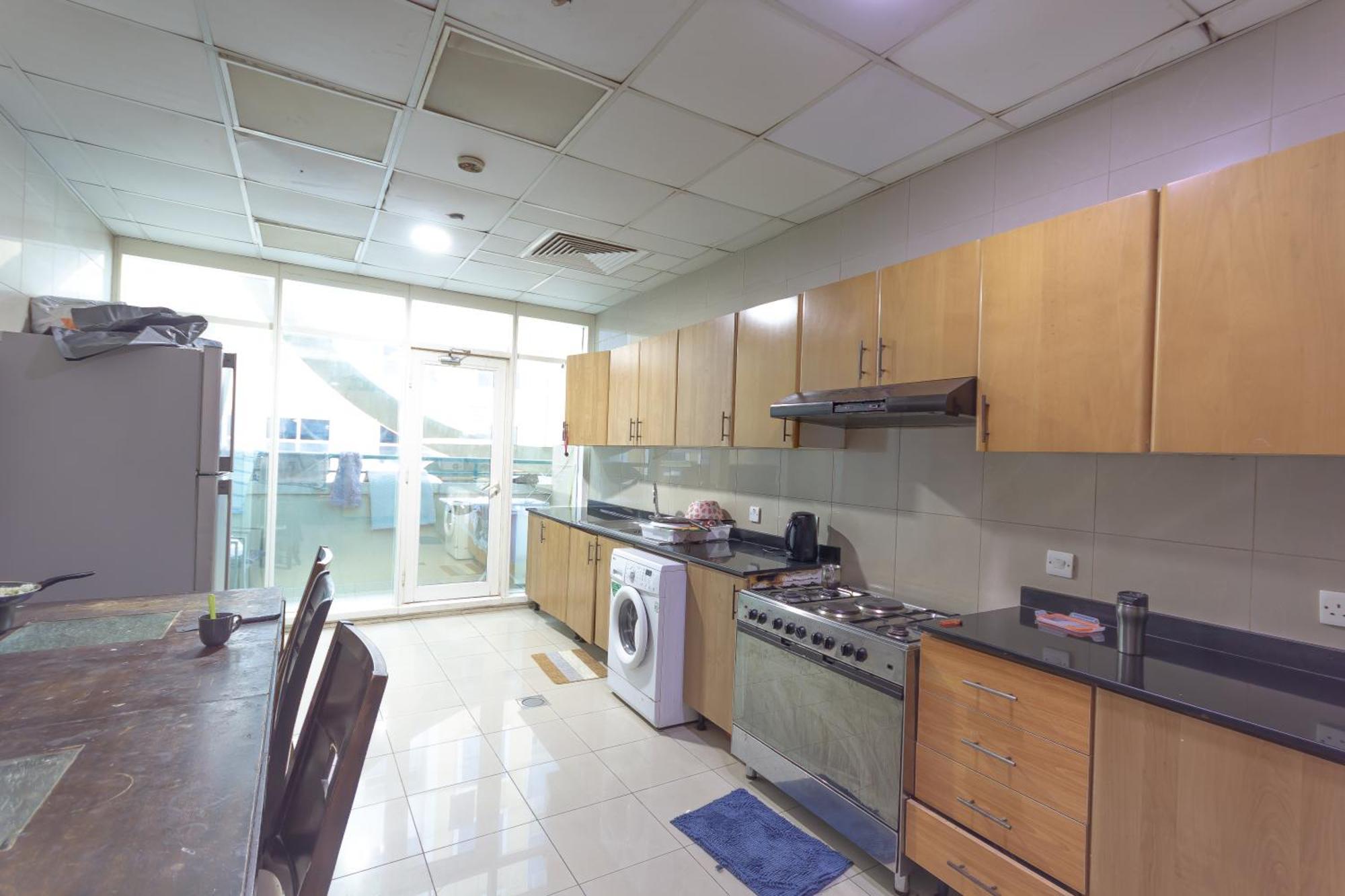 Budget Rooms With Private Bathroom For 'Girls' Only In Dubai, Marina Luaran gambar