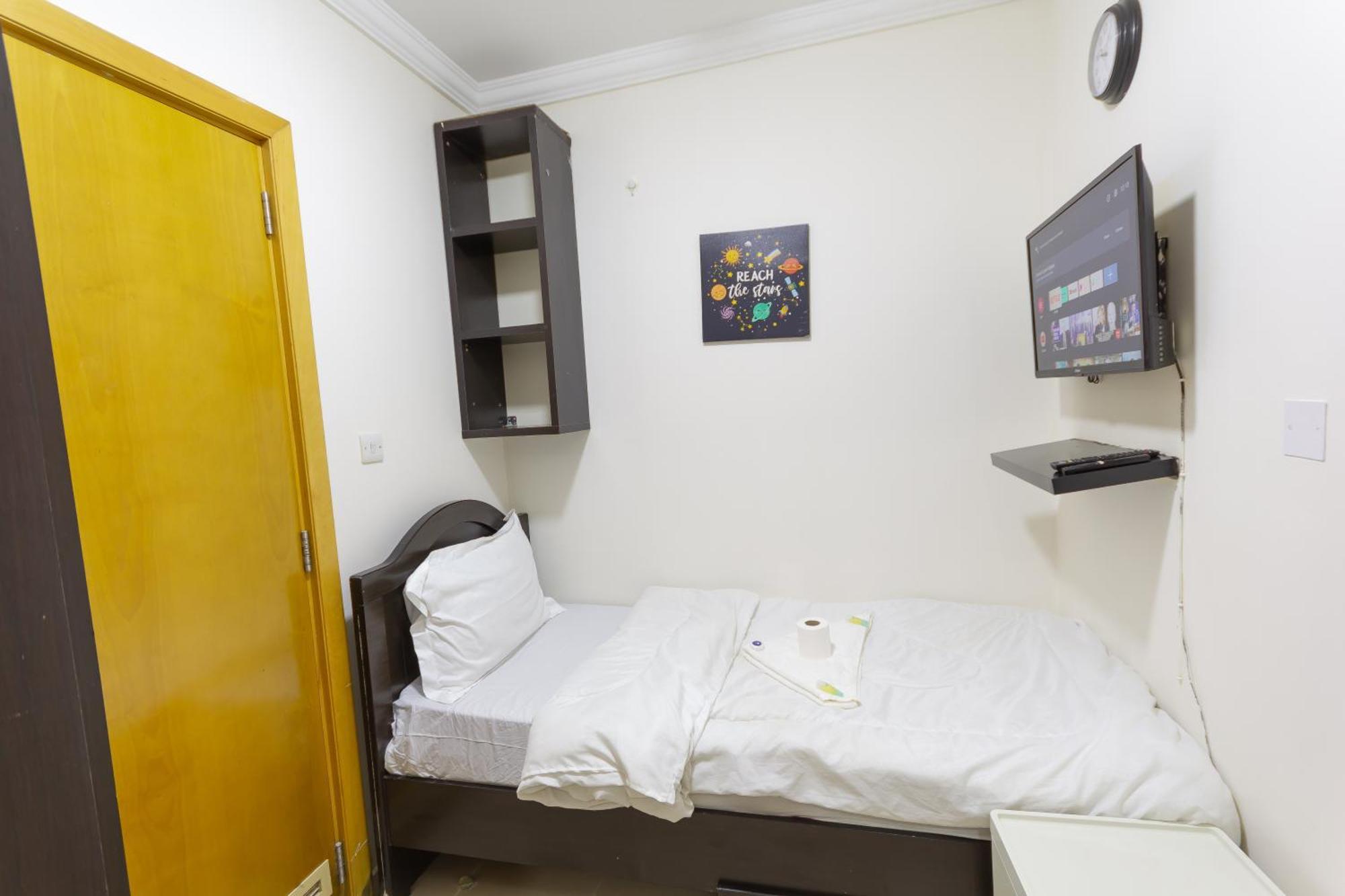 Budget Rooms With Private Bathroom For 'Girls' Only In Dubai, Marina Luaran gambar