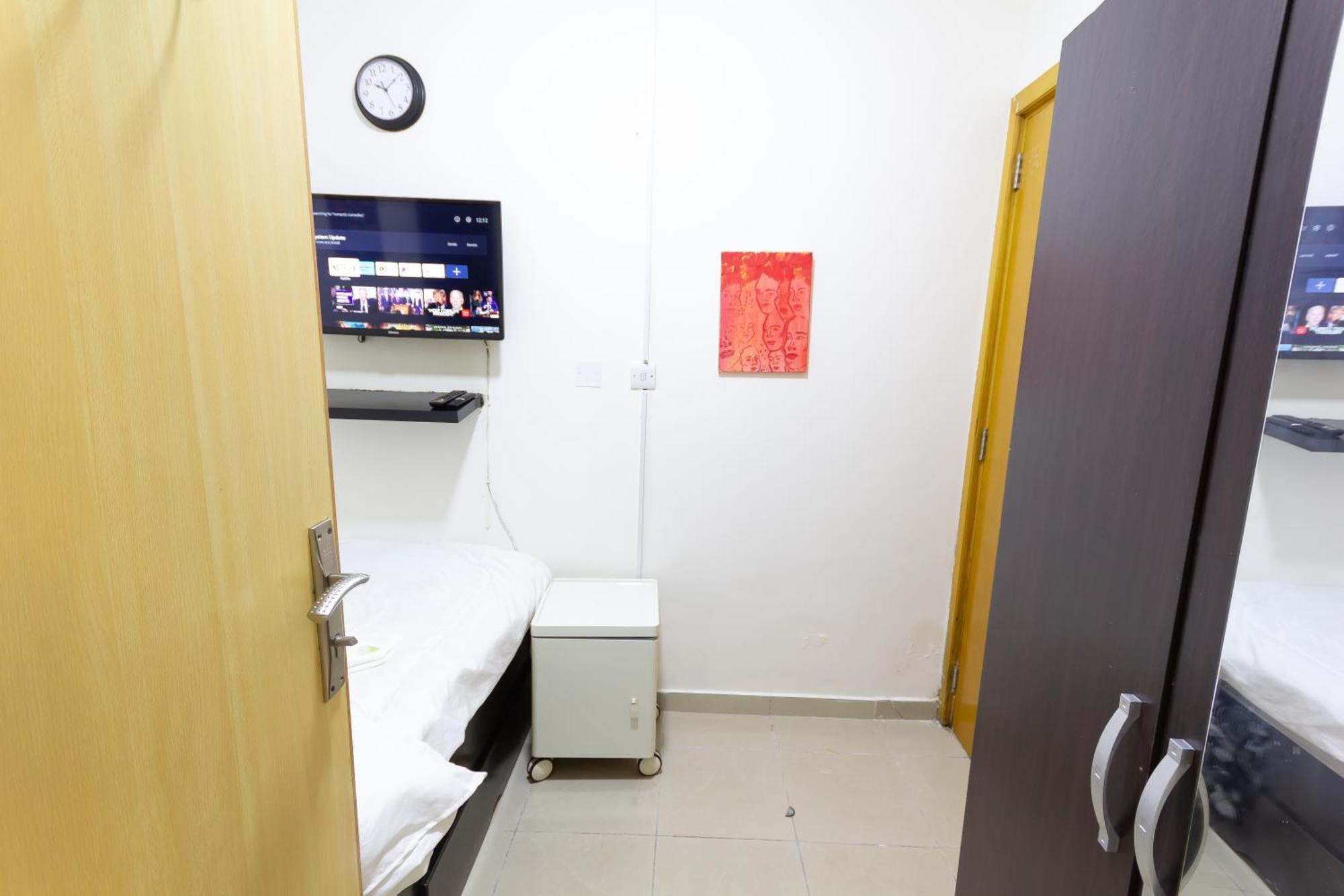 Budget Rooms With Private Bathroom For 'Girls' Only In Dubai, Marina Luaran gambar